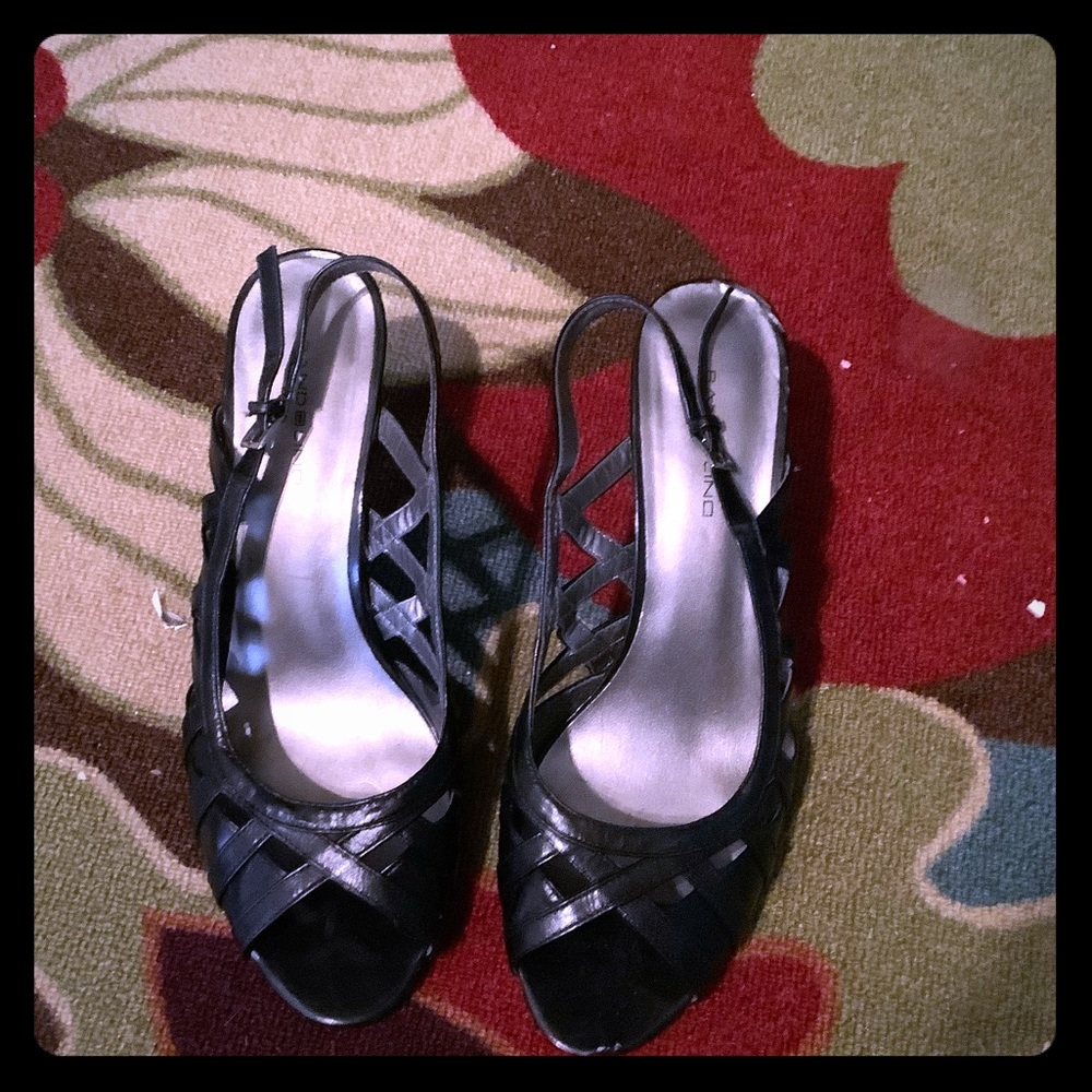 Casual, breathable black pumps